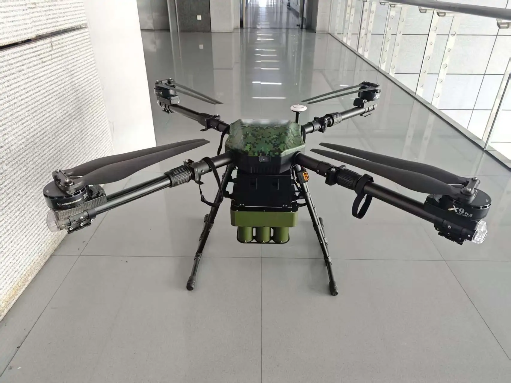 突击者智能-多功能智能机器人实拍图